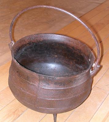 antique pioneer cauldron from our Antiques catalogue - Phoenixant.com